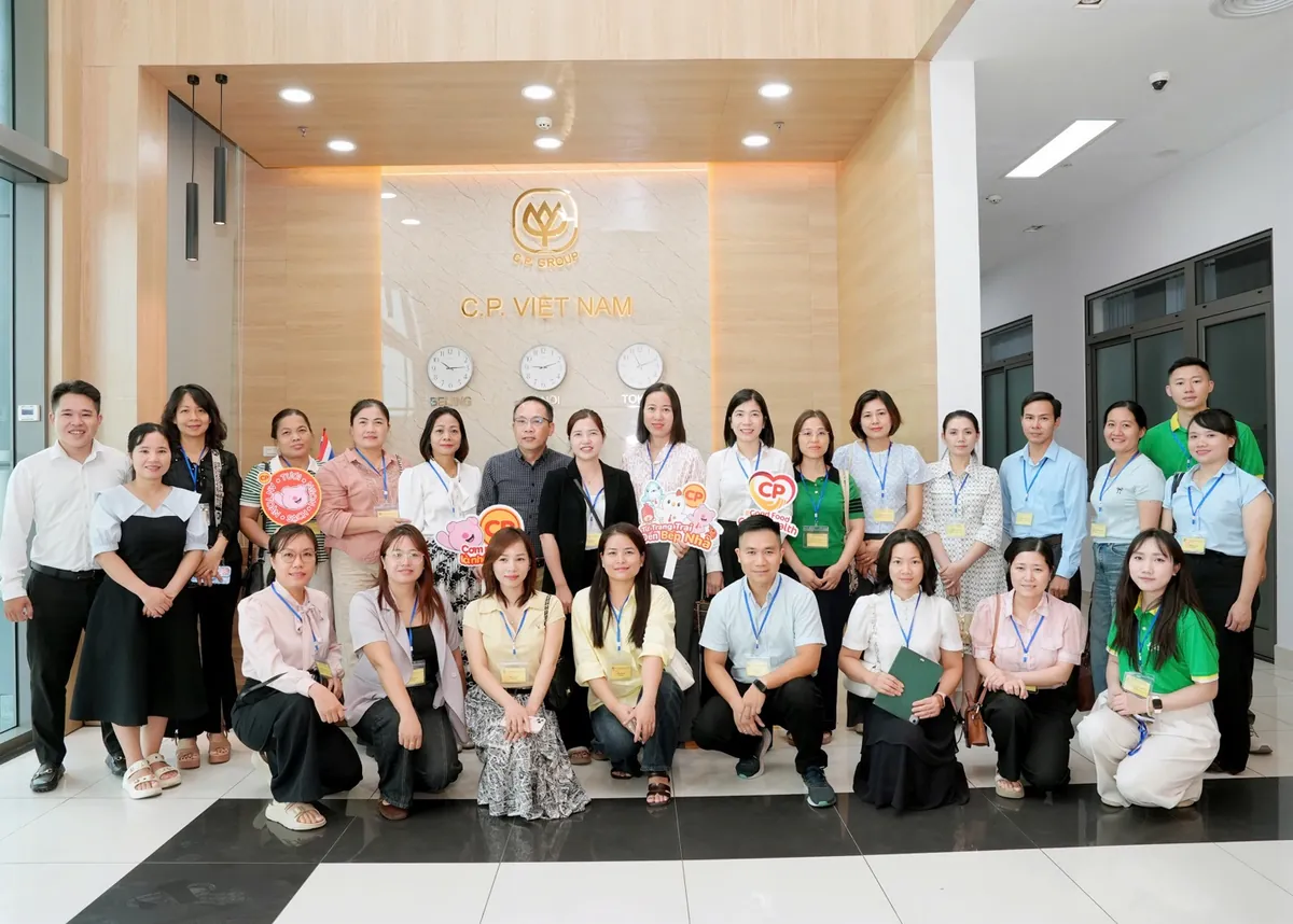 Đoàn tham quan chụp ảnh lưu niệm tại Nhà máy chế biến heo C.P. Hà Nội