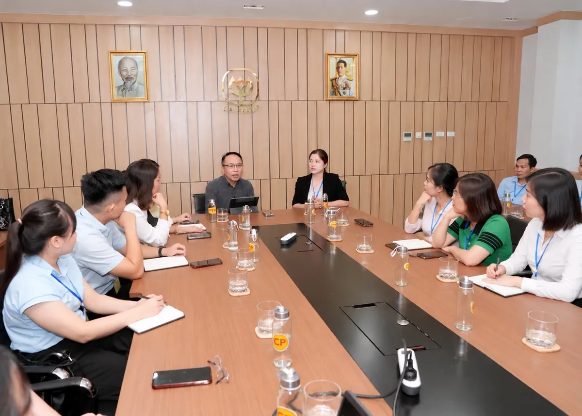 Đại diện nhà máy C.P. giới thiệu quy trình sản xuất với đoàn