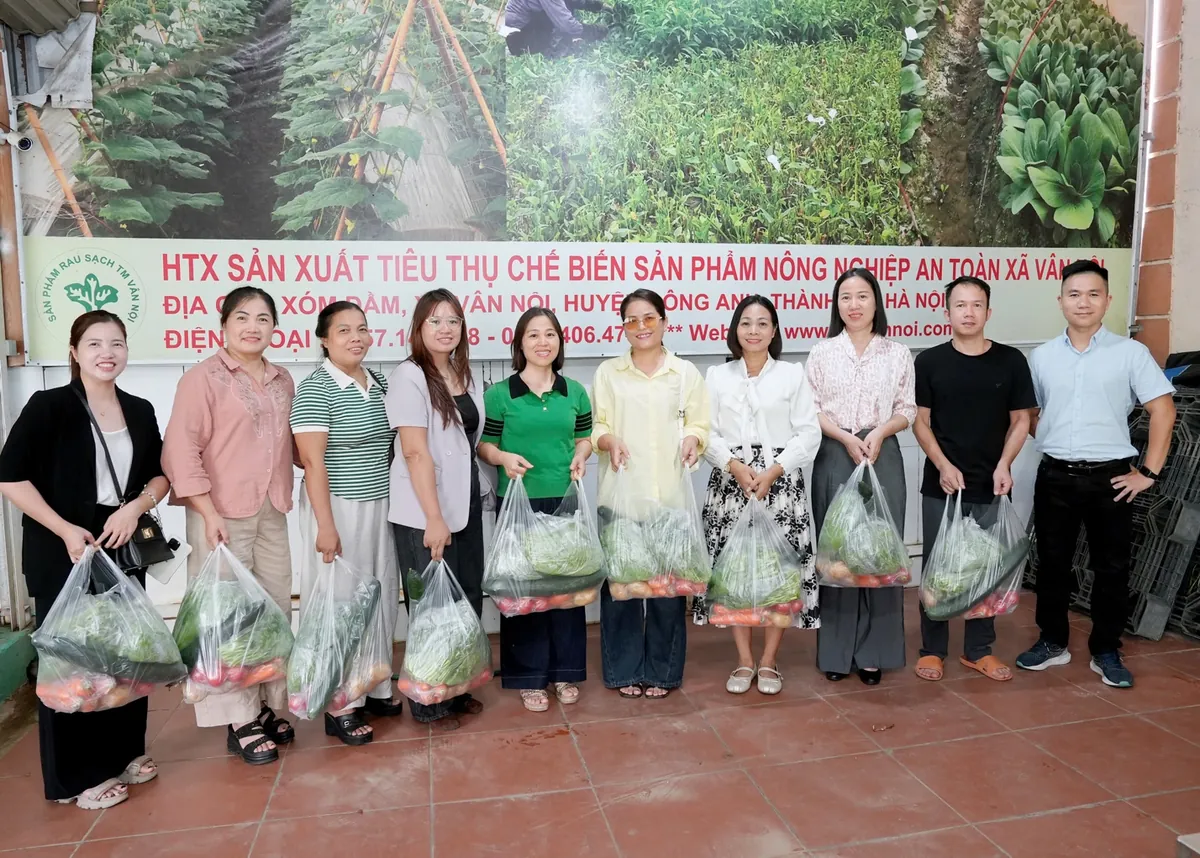 Đoàn tham quan chụp ảnh tại HTX Vân Nội