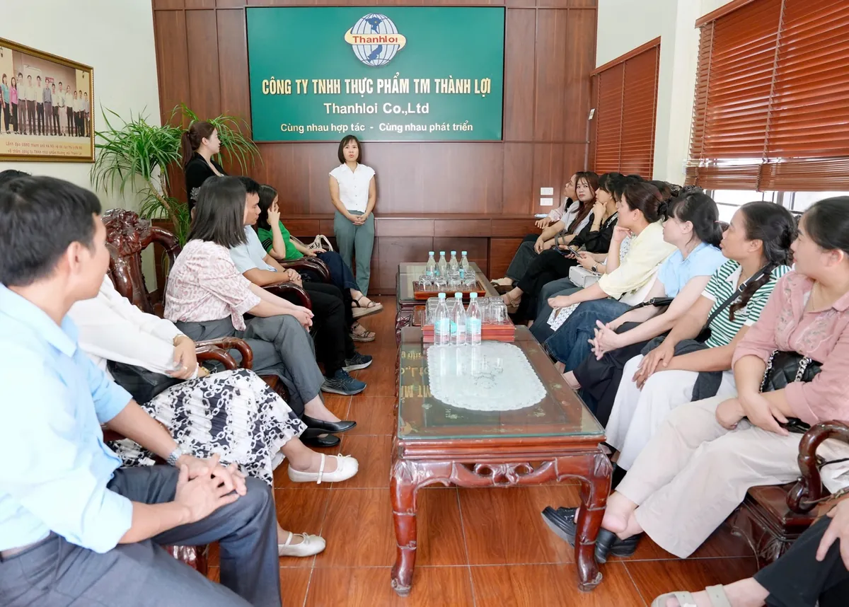 Đại diện Công ty Thành Lợi giới thiệu với đoàn