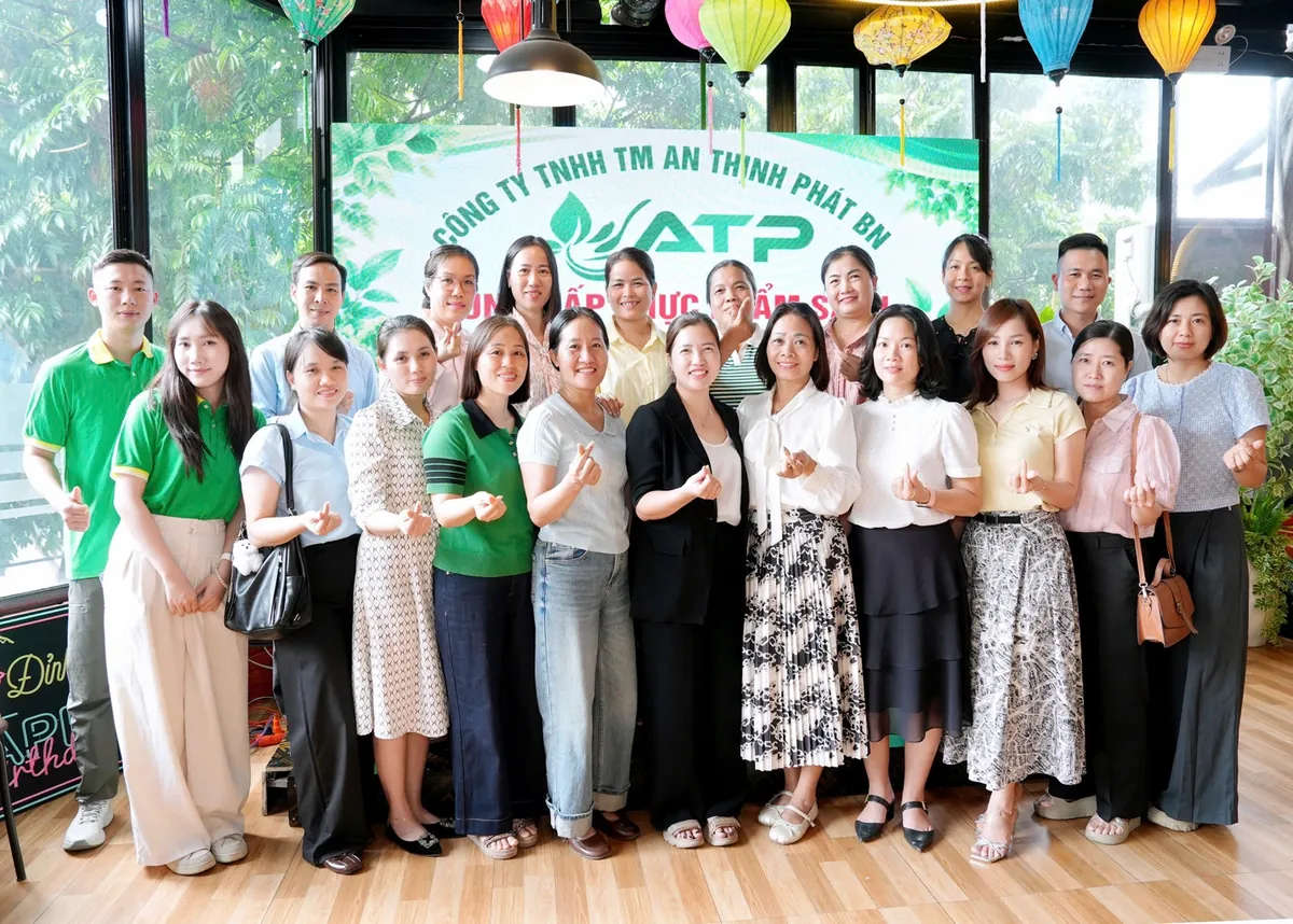 Đoàn tham quan chụp ảnh lưu niệm cùng Công ty An Thịnh Phát